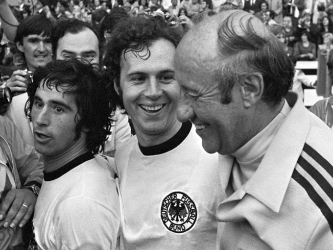 Muller,_Beckenbauer_en_trainer_Schon_1974-2
